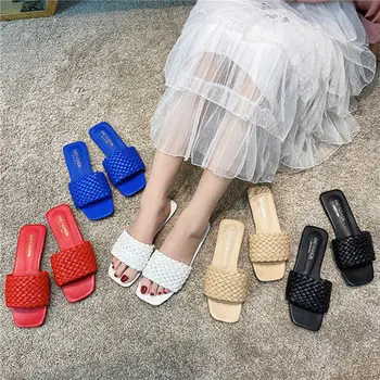 2020. gada vasaras jaunas sandales sieviešu neto red modes skatēs čības valkāt kvadrātveida galvu gludi austie audumi savvaļas čības
