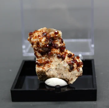 Dabiskais Granāts minerālu paraugu akmeņi un kristāli, dziedniecība kvarca kristāli dārgakmeņiem kastes izmērs 5.2 cm