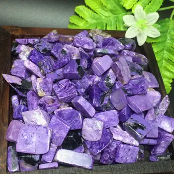 Krītoties akmeņi Charoite violeta kristāla sasmalcināts akmens minerālu